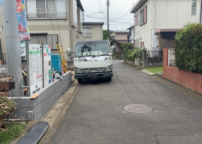 【前面道路含む現地写真】 | 道幅が広い場所は日当たりや風通が良好です。幅が広いのですれ違いも可能ですし大きな車でも駐車可能！一方で、大型車が通ることも多くなるため交通量の増加により騒音に繋がります。また土地の値段が高くなります。