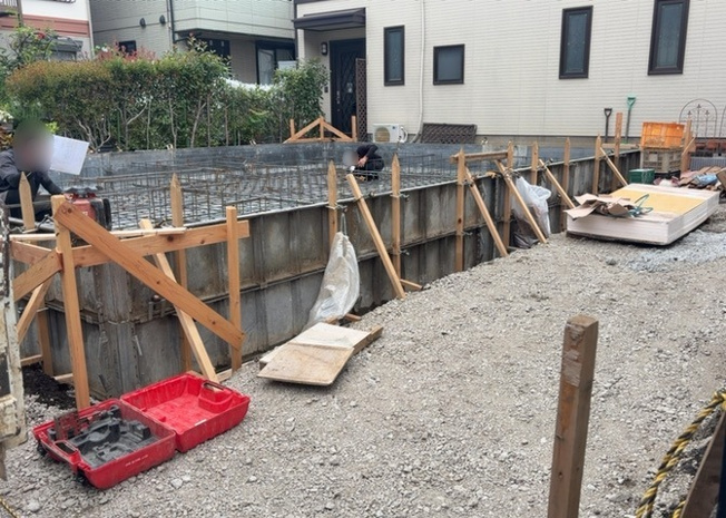 【外観】 | 現在は更地となっています。現地をご見学に行く際は、道路の幅や周辺の交通量、施設などをご確認頂くことをおすすめします！ある程度イメージをつけたいという場合は、同売主の施工事例や完成パースもお見せします。