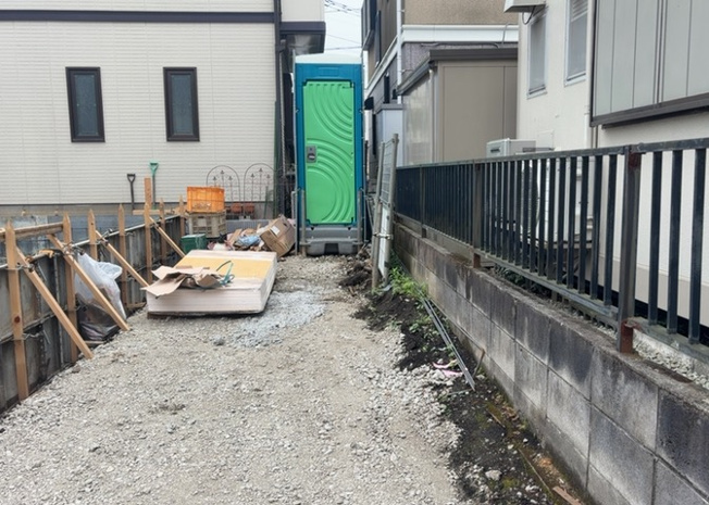 【庭】 | 庭のある家に住むことのメリットとして、子どもたちの遊び場を確保できること、ガーデニングや家庭菜園を楽しめること、明るさを確保できることがあります。また、配置を工夫することでプライバシーが確保できます。
