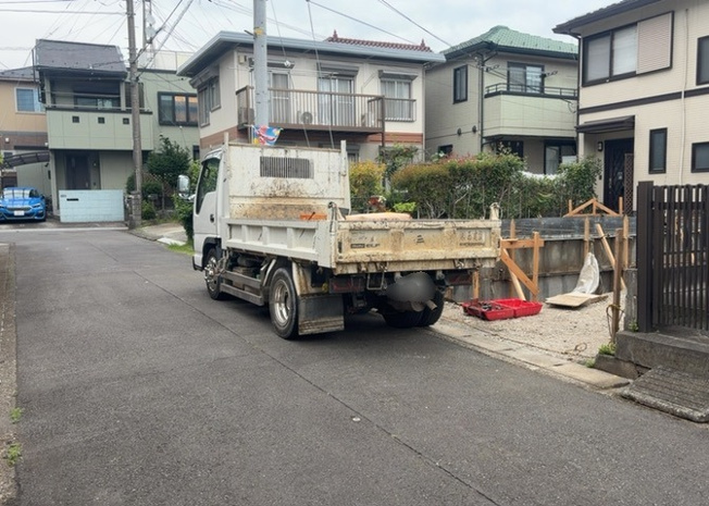 【前面道路含む現地写真】 | 住宅用の土地では前面道路に2m以上接していなければならないと法律で定められています。しかし、お持ちの車のサイズやライフスタイルなどにより、2mでは利便が悪い場合もございますので、事前に確認しましょう。