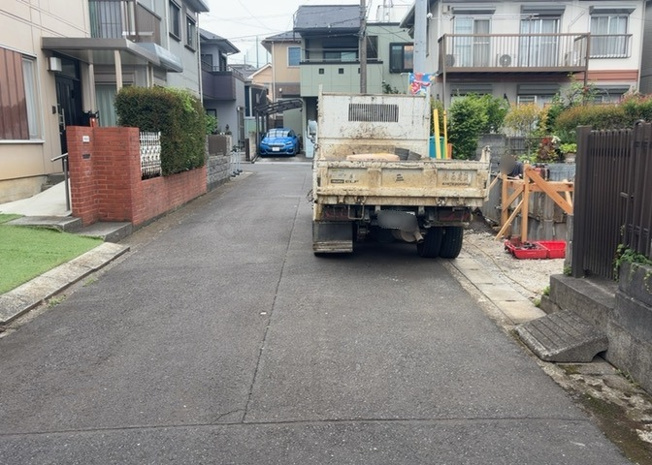 【前面道路含む現地写真】 | お持ちの車種によっては前面道路が広い方が便利でしょう。しかし、前面道路が広ければその分交通量が多くなるため、騒音などが気になる場合があります。実際に現地を見学し、周辺交通量や騒音などを確認しましょう！