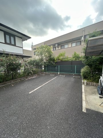 ドルフ宇奈根駐車場