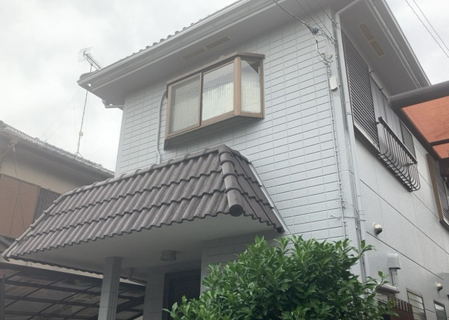 【前面道路含む現地写真】 | 道幅が広い場所は日当たりや風通が良好です。幅が広いのですれ違いも可能ですし大きな車でも駐車可能！一方で、大型車が通ることも多くなるため交通量の増加により騒音に繋がります。また土地の値段が高くなります。