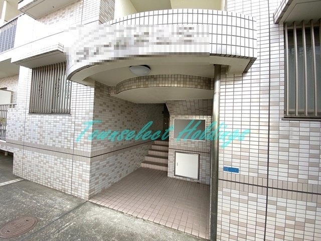 藤沢市本鵠沼５丁目の賃貸マンションのエントランス