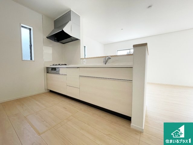姫路市広畑区西蒲田　第18期　新築一戸建てのキッチン|リビングと統一感があり、使い勝手のいいキッチン。広々としているので、二人並んで作業が出来ちゃいます。お子様と一緒に色々なお料理に挑戦できるスペースがあります。