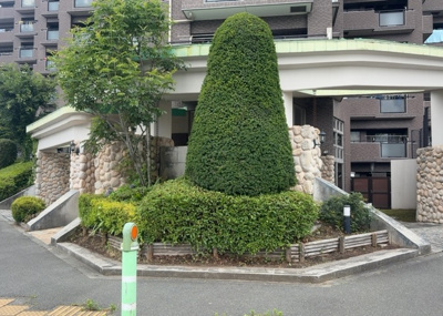 【庭】 | ドラゴンマンション多摩学園都市伍番館 | 物件によっては、入居者が個人的に使用できる専用庭がついているものもあります。また、住宅の中にある土間の部分を庭と呼ぶこともあります。庭の用途は住む人によって変わり、それによってデザインもさまざまです。