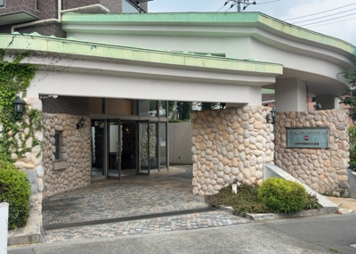 【エントランス】 | ドラゴンマンション多摩学園都市伍番館 | マンションのエントランスには、もともと風よけや防犯の役割がありますが、マンションによって宅配ボックスなどの設備が備わっている所もあります。日々の生活をイメージしながら生活しやすさをチェックしましょう。