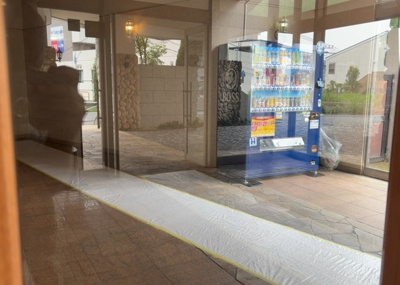 【ロビー】 | ドラゴンマンション多摩学園都市伍番館 | ラウンジは、マンションの共用スペースに椅子やテーブルなどを配置した利用者が寛げる空間です。屋内型ラウンジと屋外型ラウンジがあります。共用部分の管理状況と合わせて、詳細については現地でご確認ください。