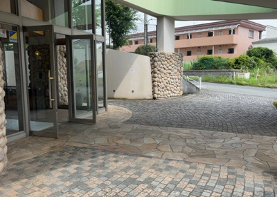 【その他共用部分】 | ドラゴンマンション多摩学園都市伍番館 | 共用部分は、一棟の建物に住む区分所有者全員が共同で所有するとし、共用部分の管理、補修などは、区分所有者で形成される管理組合が行います。個人の判断で勝手に変更することはできませんので覚えておきましょう。