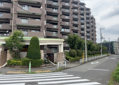 【外観】 | ドラゴンマンション多摩学園都市伍番館 | 隣家の土地はどうなっているのか、生活利便施設が近くにあるのか、学校まで近いかなど、お客様のライフスタイルにあわせたイメージが重要です。また、近くにあると困る施設が近くにないかも確認するといいでしょう。