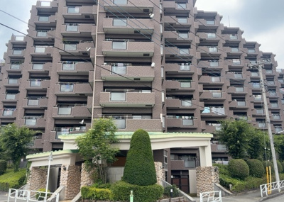 【現況写真】 | ドラゴンマンション多摩学園都市伍番館 | 眺望の良さを楽しめるダイニングキッチンで家族団らんの時間を過ごしてはいかがでしょうか。バルコニーから見える景色を家族で眺める時間は、時間が経つのを忘れてしまいそうですね。是非、現地を見に行きましょう！