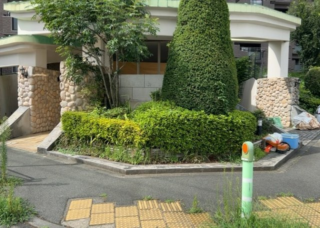 【庭】 | ドラゴンマンション多摩学園都市伍番館 | 敷地内の植栽スペースや周囲の緑豊かな環境は、毎日の暮らしに潤いを与えてくれます。閑静な住宅街に位置しており、静かで落ち着いた住環境が保たれています。自然の恵みを感じながら過ごせる物件です。
