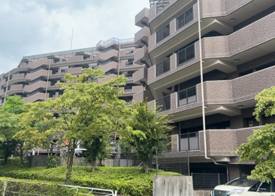 【構造・工法・仕様】 | ドラゴンマンション多摩学園都市伍番館 | ＲＣ造、Reinforced Concreteは直訳すると補強されたコンクリートです。主に柱や梁・床・壁が鉄筋とコンクリートで構成おり、鉄筋を組んだ型枠にコンクリートを流し込んで固めたものを指します。