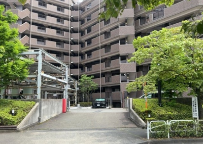 【玄関】 | ドラゴンマンション多摩学園都市伍番館 | 玄関は家の顔でもあり、家族以外の目にも止まる場所です。玄関は外との間を仕切る扉、靴などをしまっておく収納スペース、靴脱ぎのたたきスペース、来客とのやり取りをするドアホンなど複数のアイテムからなります。