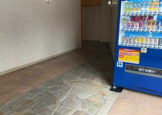 【ロビー】 | ドラゴンマンション多摩学園都市伍番館 | ゆったりと過ごせる共用スペースは、住民同士の交流やちょっとした歓談の場として利用できます。日勤の管理体制により常に美しく保たれており、落ち着いた雰囲気の中で快適な時間を過ごすことが可能です。