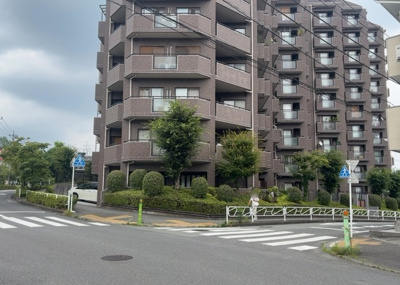 【外観】 | ドラゴンマンション多摩学園都市伍番館 | 外観はマンション管理がされているかの目安になります。築年数が古いと、壁面は劣化してひび割れが生じることも！建物が古びていても細かいところが修繕されていると、きちんと管理されているなぁと感じるでしょう。