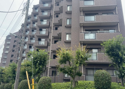 【バルコニー】 | ドラゴンマンション多摩学園都市伍番館 | 一般的なバルコニーは、奥行1.5ｍ程ですが、ワイルドバルコニーは2ｍまで広がっています。そのため洗濯物の間隔をあけ干すことができ、乾きやすいというメリットや、ガーデニングが楽しめる等の特徴があります。