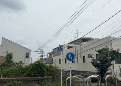 【展望】 | ドラゴンマンション多摩学園都市伍番館 | 景色重視でお家選ぶをするとスーパーが遠い！学校が遠い！など生活をするうえで利便性で困ることもあります。まず一度現地を見学する際に、周辺の施設などがあるかを確認し、暮らし始めた後のことを想像しましょう。