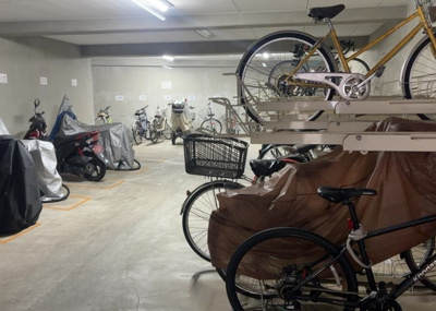 【駐車場】 | ドラゴンマンション多摩学園都市伍番館 | 車一台あたりに必要なスペースは、標準サイズの普通自動車で横幅2m50cm、長さ5mは必要になります。ただし、乗降のことも考慮して横幅3m30cm、長さ5m50cmほどは確保できるところを選びましょう。
