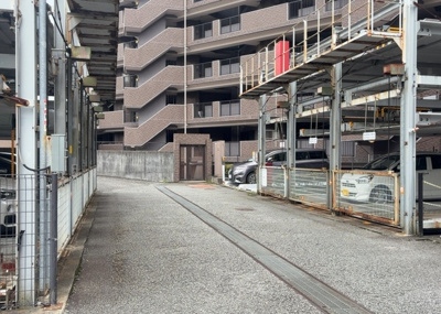 【駐車場】 | ドラゴンマンション多摩学園都市伍番館 | 駐車場と明記されていても、最小スペースでつくられた駐車場だと大型車は駐車できなかったり、出入りしにくくなったりする可能性があります。お車のサイズと購入したい物件の駐車場のサイズを現地で確認しましょう。
