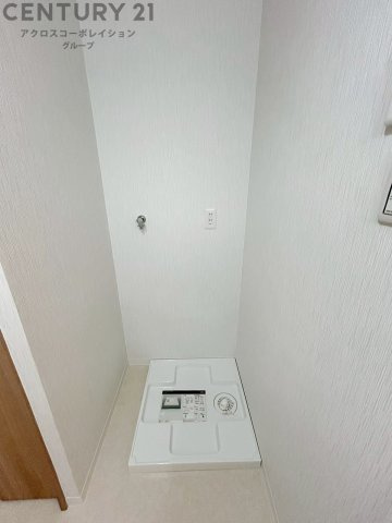 洗濯物の仕分け作業がしやすく、整理整頓が容易になります。洗濯音や湿気を他の部屋に持ち込まず、生活環境を快適に保ちます。上部を活用すれば収納スペースを確保でき洗剤や洗濯用品の整理もしやすくなります。
