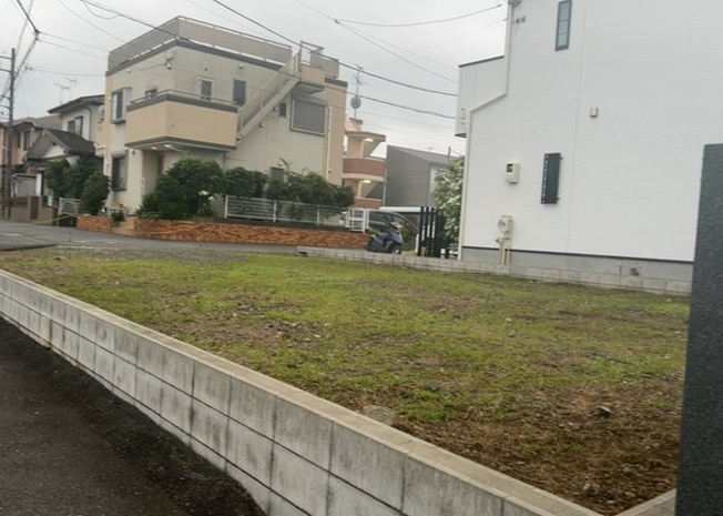 【外観】 | 土地を買う際、住む地域の自治体や福祉の補助制度にも注目してみましょう。子供や老人の医療補助やゴミ出しのルールなど、自治体によってルールに大きな違いがあるため、暮らしやすい土地で判断するとよいでしょう。
