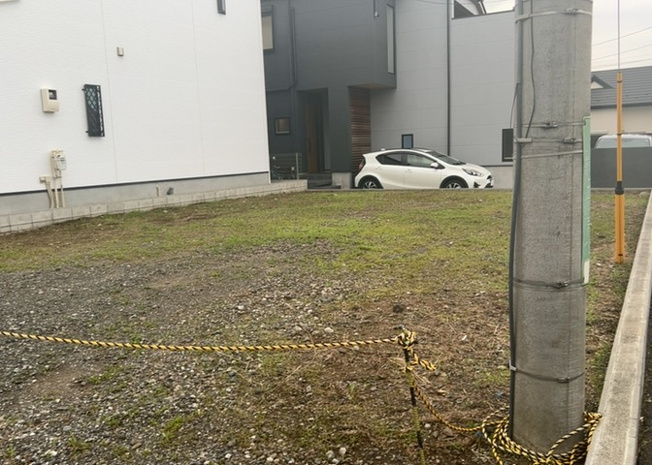 【外観】 | 現地に行くなら、物件の周囲の地形がどうなっているかを見ることも大切です。周辺より低くなっている土地では、大雨などで水が集まりやすいため、地盤が弱くなっているということも考えられるため、注意が必要です。