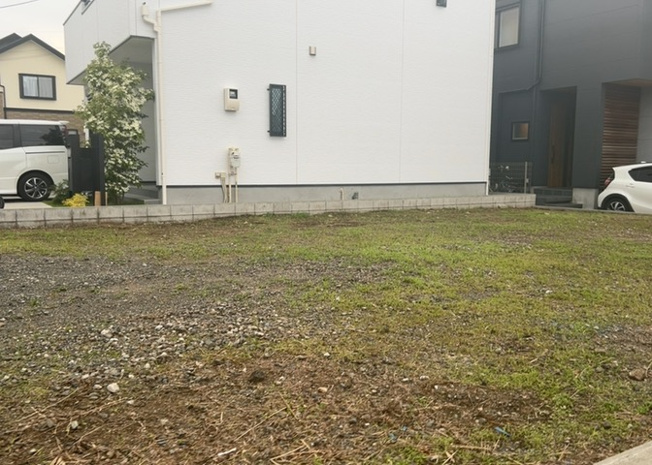 【外観】 | 隣家の土地はどうなっているのか、生活利便施設が近くにあるのか、学校まで近いかなど、お客様のライフスタイルにあわせたイメージが重要です。また、近くにあると困る施設が近くにないかも確認するといいでしょう。
