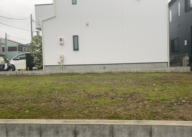 【外観】 | 人が暮らすうえで日光は大切な要素となります。日当たりの良さは譲れないポイントですね。併せて近くに大きな建築物の建築予定がないか、あるいはそれが可能な土地が近くにないか事前に確認することもお勧めします。