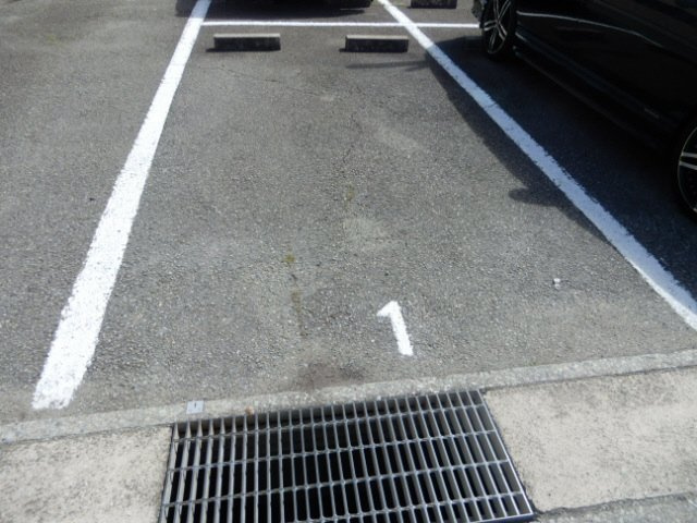 ケスハイツ一色の駐車場