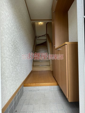ラシーヌ四番館の玄関|明るい玄関です