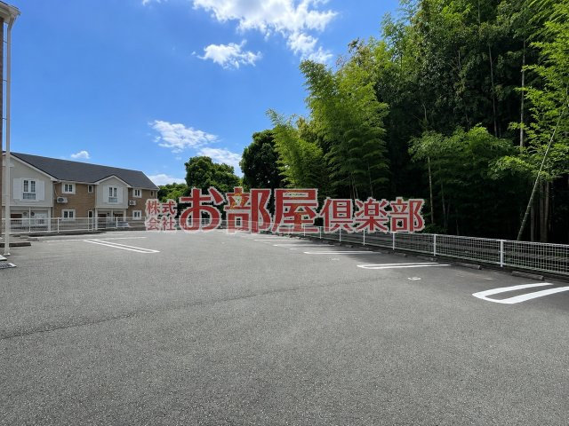 ラシーヌ四番館の駐車場|駐車場があるので、車を買う予定の方も安心です