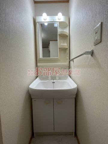 ラシーヌ四番館の洗面所|明るい洗面所です