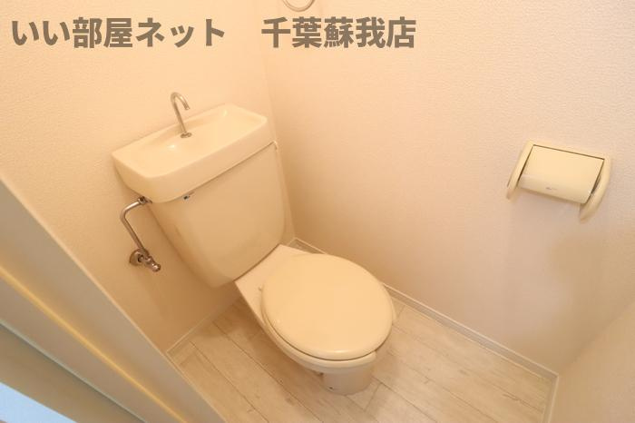ヴェルメゾンおゆみ野　Ｅのトイレ|落ち着いた色調のトイレです