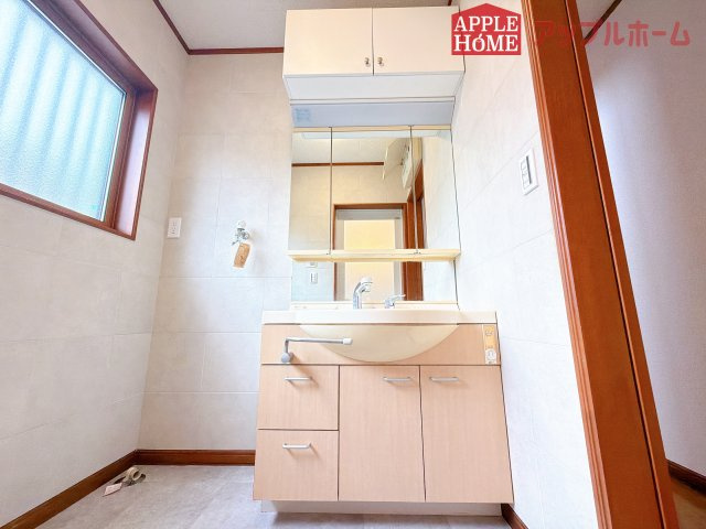 [中古住宅] 熊谷市新堀の独立洗面台|暮らしを快適にする洗面化粧台。収納力と機能性に優れた使いやすい設備で、忙しい朝の身支度もスムーズに♪