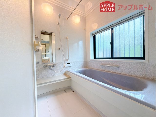 [中古住宅] 熊谷市新堀の浴室|窓付きのバスルームは、採光もあり明るく気持ちの良い空間です。窓があることで、換気環境も良好。掃除もスムーズに出来ます