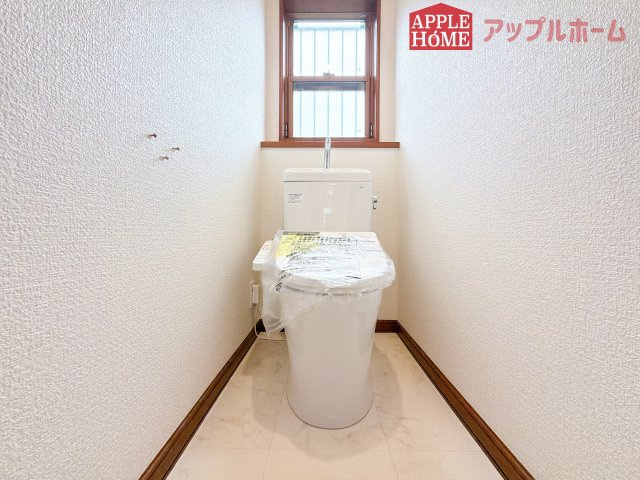 [中古住宅] 熊谷市新堀のトイレ|節水型でエコなトイレには、今では当たり前の温水洗浄機能付き。便座を温める機能もついていて、居心地の良い空間♪