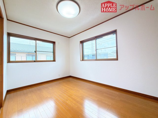 [中古住宅] 熊谷市新堀の洋室|２階居室は収納あり！たっぷりある収納活用でお部屋もキレイを保てます♪