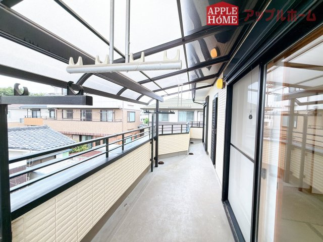 [中古住宅] 熊谷市新堀のバルコニー|家族分の洗濯物もしっかり干せます。日当たりも良く、毎日のお洗濯が楽しくなりそう♪お布団は手軽に干せていつもポカポカに☆