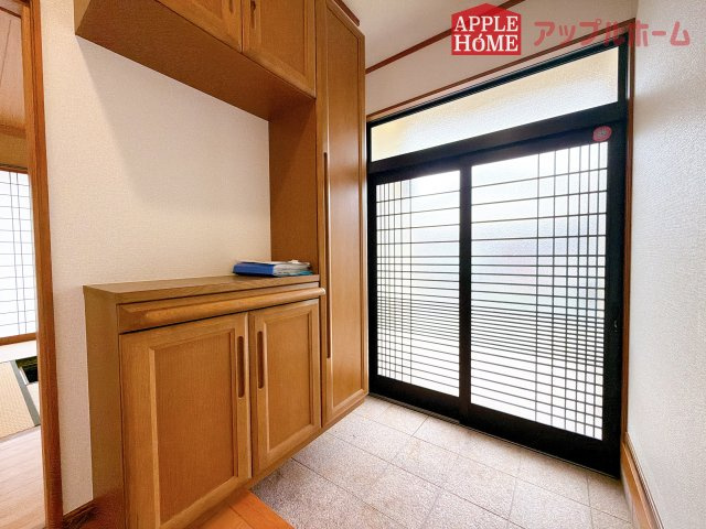 [中古住宅] 熊谷市新堀の玄関|上下棚にたっぷり靴を収納できます。「ただいま」と玄関を開けた瞬間から、奥に広がる空間を明るい室内を感じられますね♪