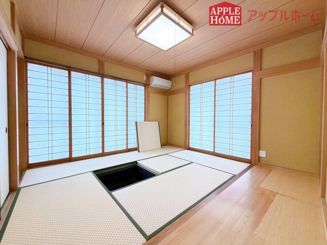 [中古住宅] 熊谷市新堀の和室|収納付きの和室は、収納スペースが豊富で部屋全体がすっきりと片付きやすいのが特徴です。衣類や荷物を整理しやすく、生活感を抑えた洗練された空間を保てます。