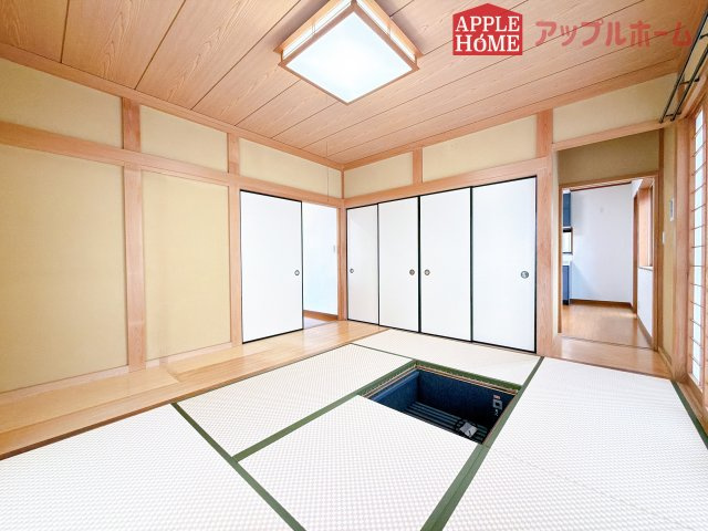 [中古住宅] 熊谷市新堀の和室|収納付きの和室は、収納スペースが豊富で部屋全体がすっきりと片付きやすいのが特徴です。荷物を整理しやすく、生活感を抑えた洗練された空間を保てます。