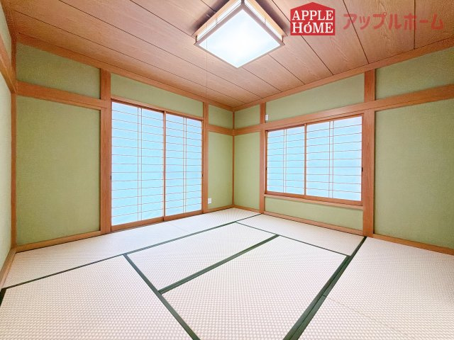 [中古住宅] 熊谷市新堀の和室|収納付きの和室は、収納スペースが豊富で部屋全体がすっきりと片付きやすいのが特徴です。荷物を整理しやすく、生活感を抑えた洗練された空間を保てます。
