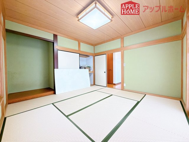 [中古住宅] 熊谷市新堀の和室|収納付きの和室は、収納スペースが豊富で部屋全体がすっきりと片付きやすいのが特徴です。荷物を整理しやすく、生活感を抑えた洗練された空間を保てます。