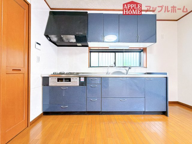 [中古住宅] 熊谷市新堀のキッチン|見栄えもよくお手入れもスムーズに出来ます。豊富な収納力もございますので、キッチンスペースをスッキリとお使い頂けそうです。