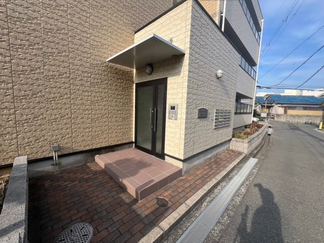 豊中市春日町２丁目の賃貸マンションのエントランス