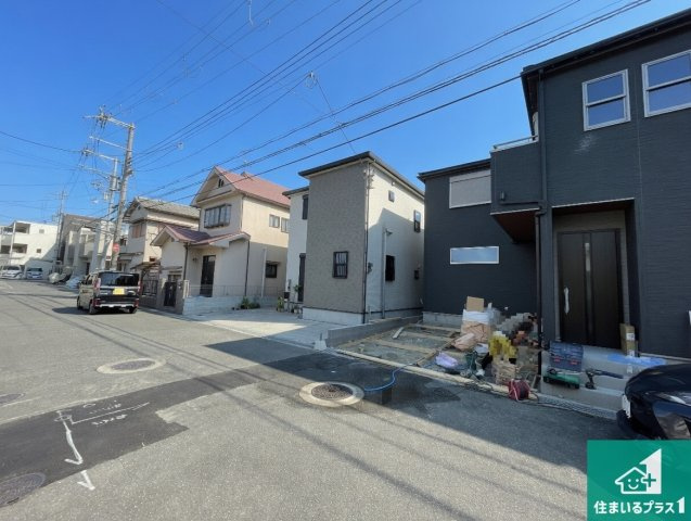 枚方市伊加賀寿町　新築一戸建ての前面道路含む現地写真|周辺は落ち着いた街並みの住宅地！子育てがしやすい住環境です！まだ未完成ですが、現地でしかわからない事もございます。是非一度ご覧ください。