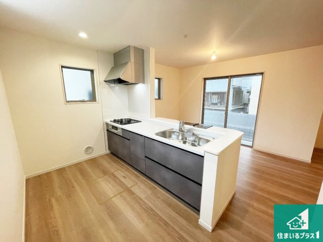 ■枚方市伊加賀寿町　新築一戸建てのキッチン|リビングと統一感があり、使い勝手のいいキッチン。広々としているので、二人並んで作業が出来ちゃいます。お子様と一緒に色々なお料理に挑戦できるスペースがあります。