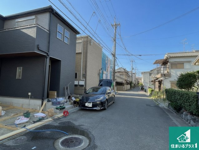 枚方市伊加賀寿町　新築一戸建ての前面道路含む現地写真|周辺は落ち着いた街並みの住宅地！子育てがしやすい住環境です！まだ未完成ですが、現地でしかわからない事もございます。是非一度ご覧ください。