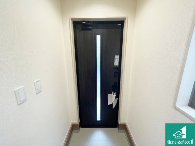 ■枚方市伊加賀寿町　新築一戸建ての玄関|シューズボックスにはたくさんの靴が収納できるので玄関周りはいつもスッキリ！ご家族が増えても安心！